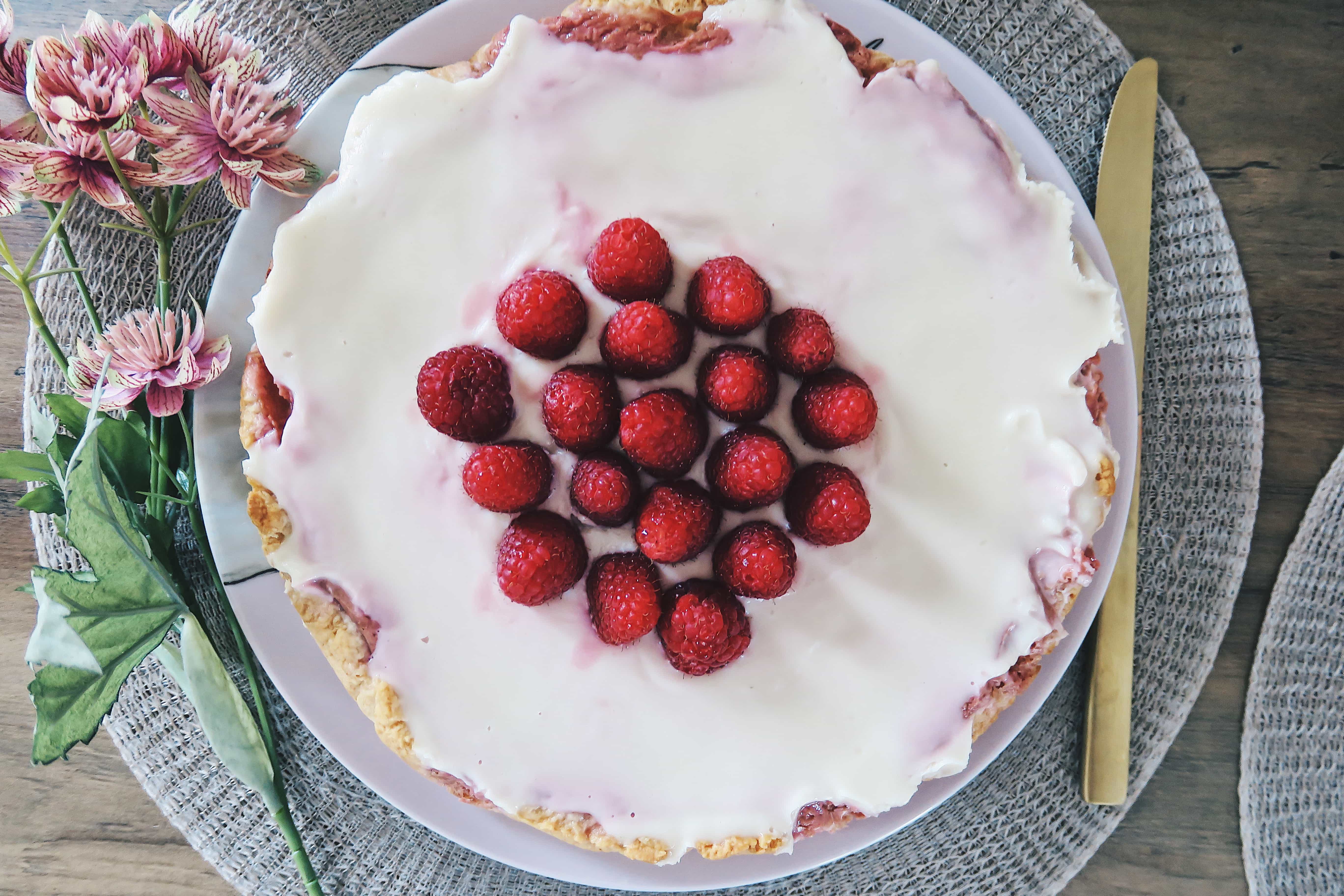 veganer Käsekuchen mit Himbeeren